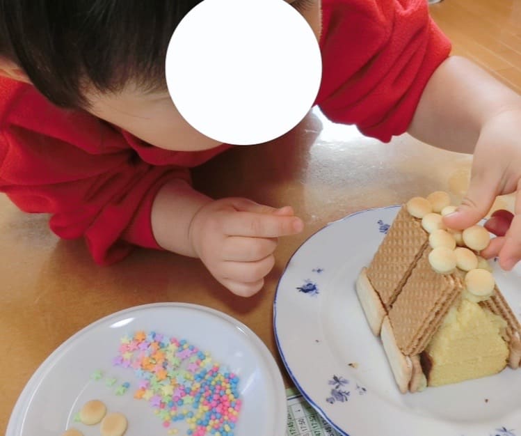 お菓子の家を作る3歳児